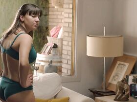 Наталия Барриентос секси – Хоккеистки s01e07 (2019) #7