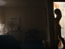 Сиенна Миллер секси – Женщина в огне (2018) #8