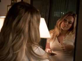 Хилари Дафф секси – Юная s06e10 (2019) #4