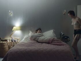 Онор Суинтон-Бирн секси – Сувенир (2019) #2