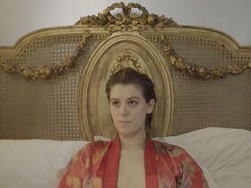 Онор Суинтон-Бирн секси – Сувенир (2019) #6