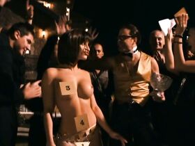 Моника Кис голая – Белые львы (2011) #10