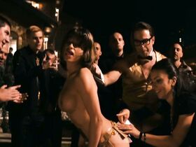 Моника Кис голая – Белые львы (2011) #11