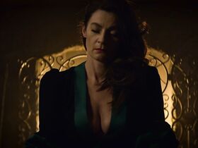 Мишель Гомес секси – Леденящие душу приключения Сабрины s01e05-07 (2018) #5