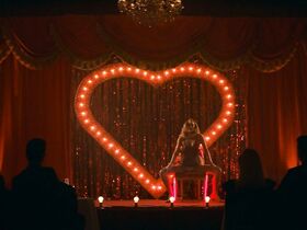 Фелисити Гилберт секси – Осознанный сон (2018) #5