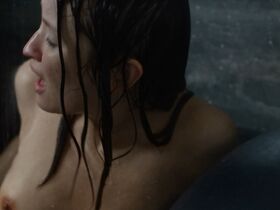 Эмили Браунинг голая – Любовники s05e01 (2019) #10