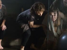 Эмили Браунинг голая – Любовники s05e01 (2019) #11