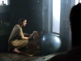 Эмили Браунинг голая – Любовники s05e01 (2019) #7