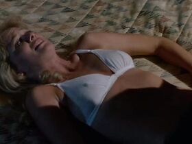 Барбара Крэмптон голая, Ким Эвенсон голая – Похищенная (1986) #4