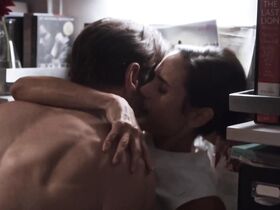 Дженнифер Коннелли секси – Сквозь снег s01e05 (2020) #3