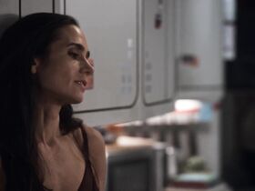 Дженнифер Коннелли секси – Сквозь снег s01e05 (2020) #7