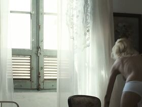 Лиз Солари голая – Ты бывала на луне? (2015) #7