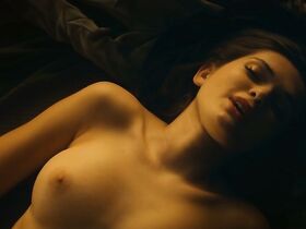 Каролине Хартиг голая – Тёмные болота s01e04 (2019)