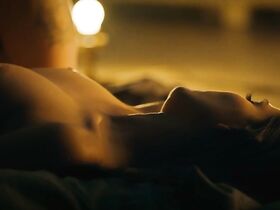 Каролине Хартиг голая – Тёмные болота s01e04 (2019) #3