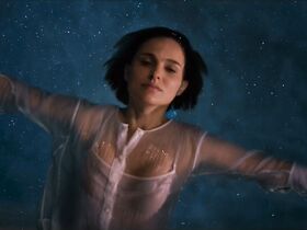 Натали Портман секси – Люси в небесах (2019)