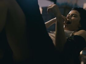 Берен Саат секси – Дар s01e01 (2019) #4