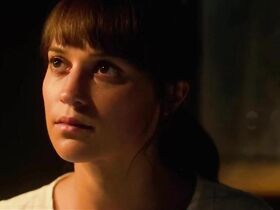 Алисия Викандер секси – Предвестник землетрясения (2019) #1