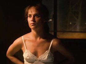 Алисия Викандер секси – Предвестник землетрясения (2019) #2