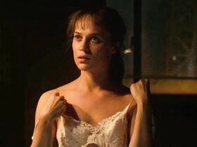 Алисия Викандер секси – Предвестник землетрясения (2019)