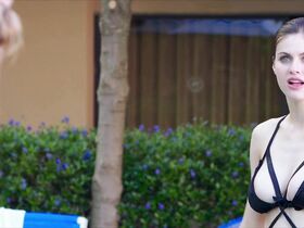 Александра Даддарио секси, Кейт Аптон секси – Стоянка (2017) #12