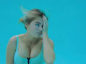 Александра Даддарио секси, Кейт Аптон секси – Стоянка (2017) #14