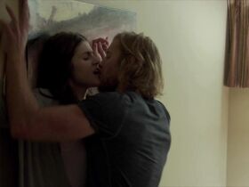 Александра Даддарио секси, Кейт Аптон секси – Стоянка (2017) #15