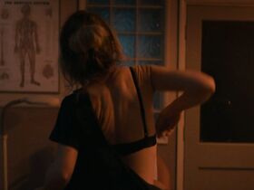 Шинейд Кинэн секси – В тихом омуте s01e03-04 (2019) #2