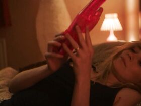 Сара Болгер секси – Хорошую женщину найти тяжело (2019) #5