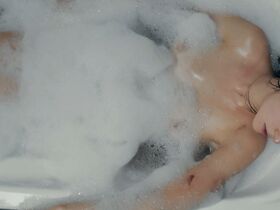 Мария Дембска голая – Веселье, веселье (2018) #15