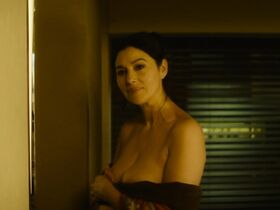 Моника Беллуччи секси – Старые шпионские игры (2019)