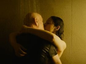 Моника Беллуччи секси – Старые шпионские игры (2019) #6