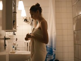 Анника Блендль голая – Комиссар Хеллер s01e02 (2014) #7