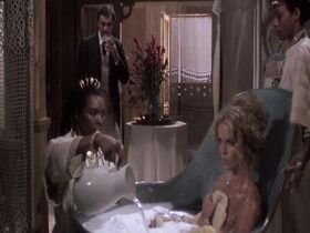 Барбара Бах секси – Остров амфибий (1979) #2