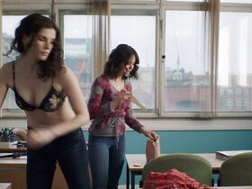 Эшлин Би секси – Вверх дном s01e01, e05, e06 (2019) #7