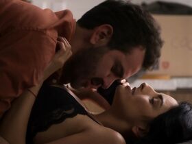 Айслинн Дербес голая – Дом цветов s02e01, e06 (2019) #12