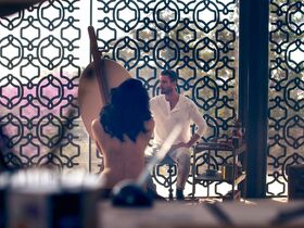 Айслинн Дербес голая – Дом цветов s02e01, e06 (2019) #3