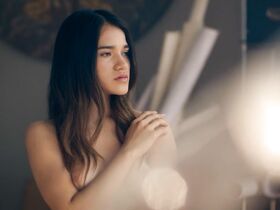 Айслинн Дербес голая – Дом цветов s02e01, e06 (2019) #7