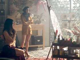 Айслинн Дербес голая – Дом цветов s02e01, e06 (2019) #8