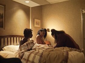 Алиа Роджерс секси – Wu-Tang: Американская сага s01e08 (2019) #5