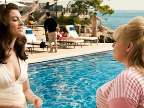 Энн Хэтэуэй секси – Отпетые мошенницы (2019) #11