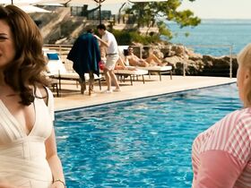 Энн Хэтэуэй секси – Отпетые мошенницы (2019) #12