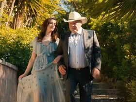 Энн Хэтэуэй секси – Отпетые мошенницы (2019) #2