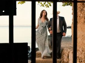 Энн Хэтэуэй секси – Отпетые мошенницы (2019) #3