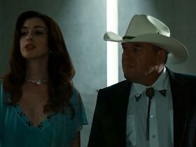 Энн Хэтэуэй секси – Отпетые мошенницы (2019) #6