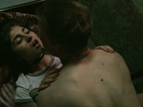 Алина Насибуллина секси – Как Витька Чеснок вёз Лёху Штыря в дом инвалидов (2017) #6