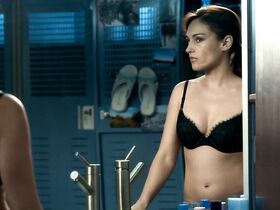 Эми Джо Джонсон секси – Горячая точка s04e01 (2011)