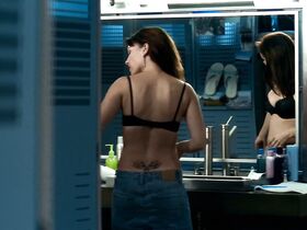 Эми Джо Джонсон секси – Горячая точка s04e01 (2011) #2