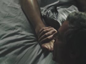 Джуди Грир голая – Шучу s01e02 (2018) #3