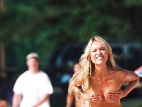 Катрина Боуден секси, Мена Сувари секси – Американский пирог: Все в сборе (2012)