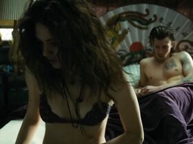 Эмми Россам секси, Хилари Суэнк секси – Ты не ты (2014) #3